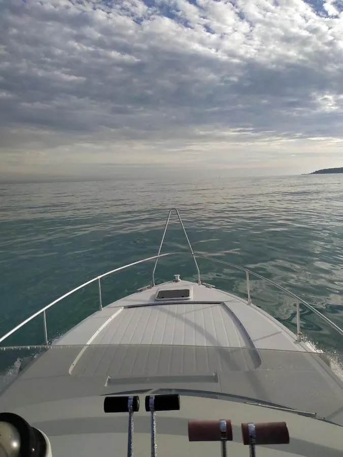 Botel Ferretti 36 ' Bateau A Quai Vieux-Port Cannes Festival La Croisette