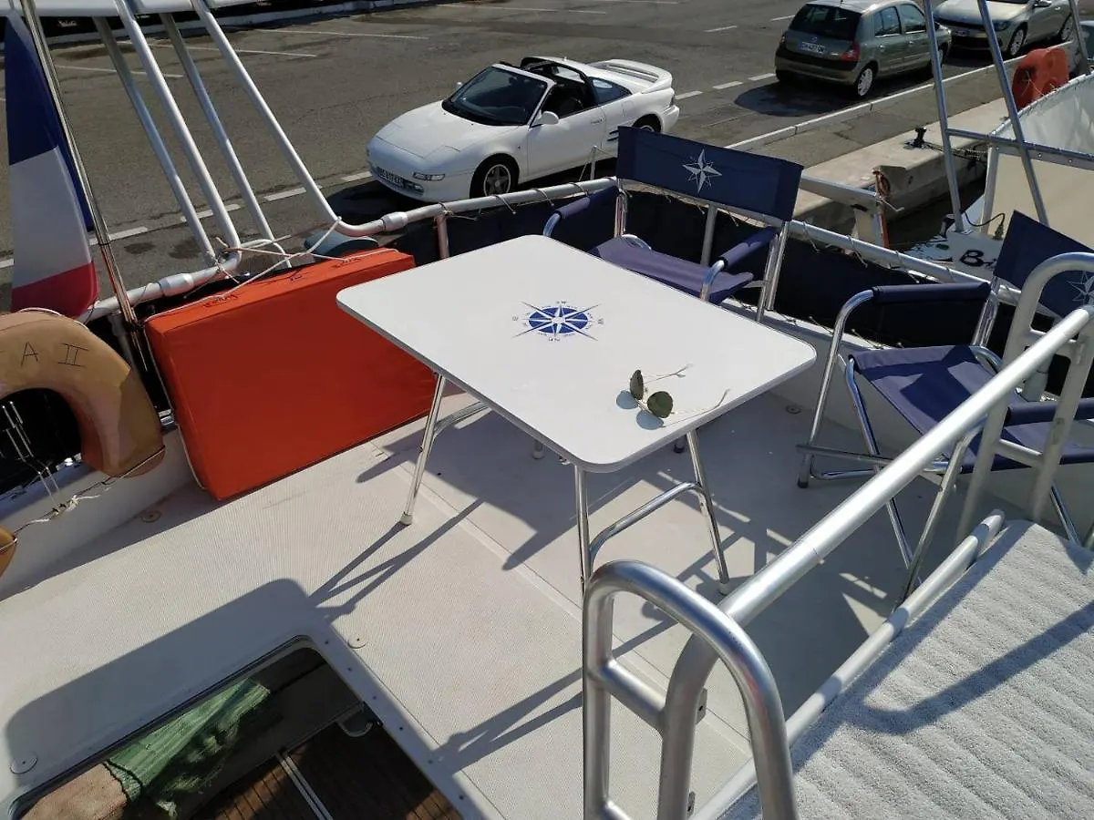 Botel Ferretti 36 ' Bateau A Quai Vieux-Port Cannes Festival La Croisette