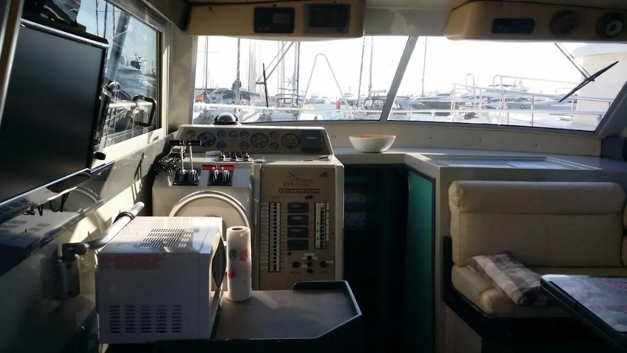 Botel Ferretti 36 ' Bateau A Quai Vieux-Port Cannes Festival La Croisette