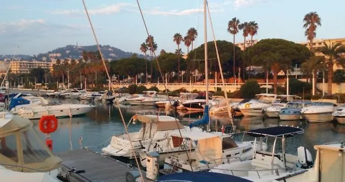 Botel Ferretti 36 ' Bateau A Quai Vieux-Port Cannes Festival La Croisette