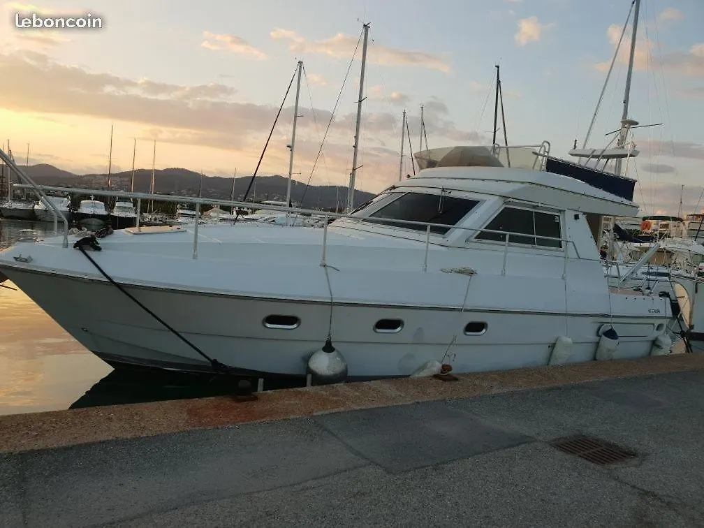 Ferretti 36 ' Bateau A Quai Vieux-Port Cannes Festival La Croisette Botel