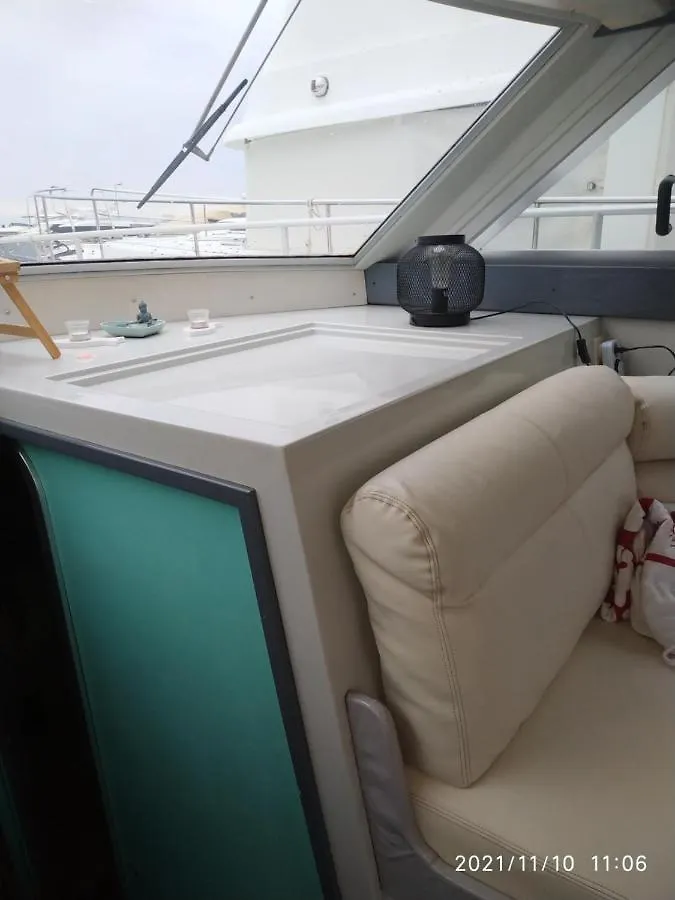 Ferretti 36 ' Bateau A Quai Vieux-Port Cannes Festival La Croisette